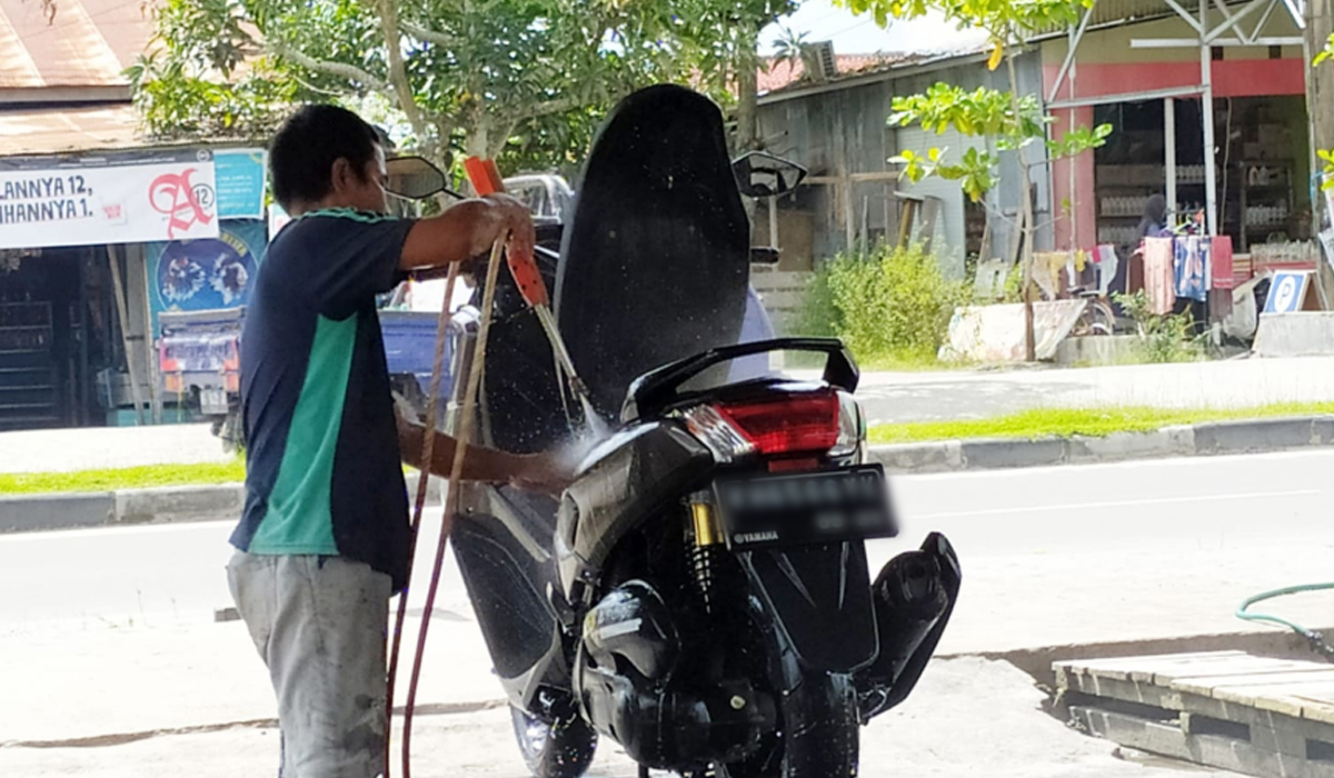 Bahaya! Ini yang Terjadi Kalau Kamu Mencuci Motor Saat Masih Panas
