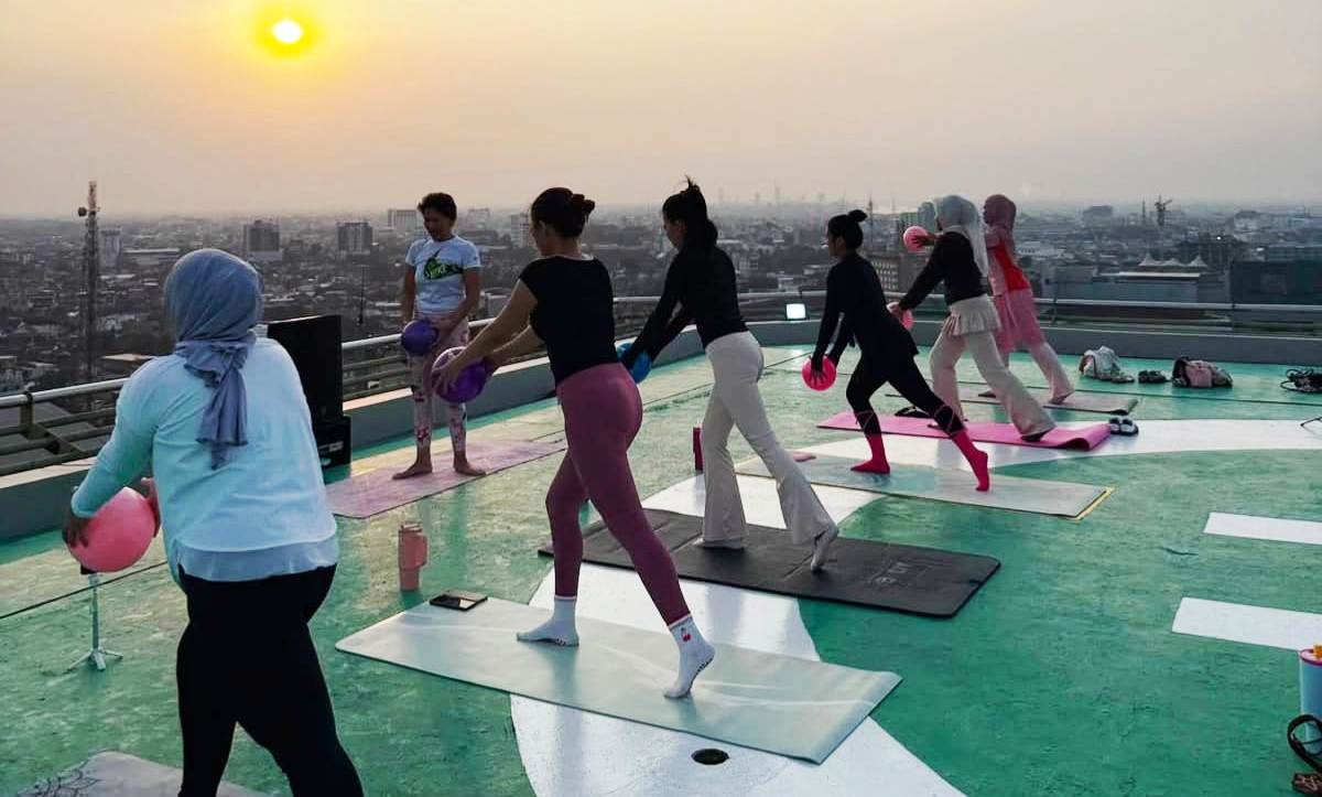 ARYADUTA Hadirkan Mat Pilates di Helipad, Pertama  dan Satu-satunya  di Palembang     