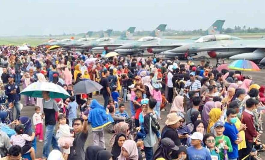 Atraksi Pesawat Tempur TNI AU F16 Jadi Hiburan Warga Palembang