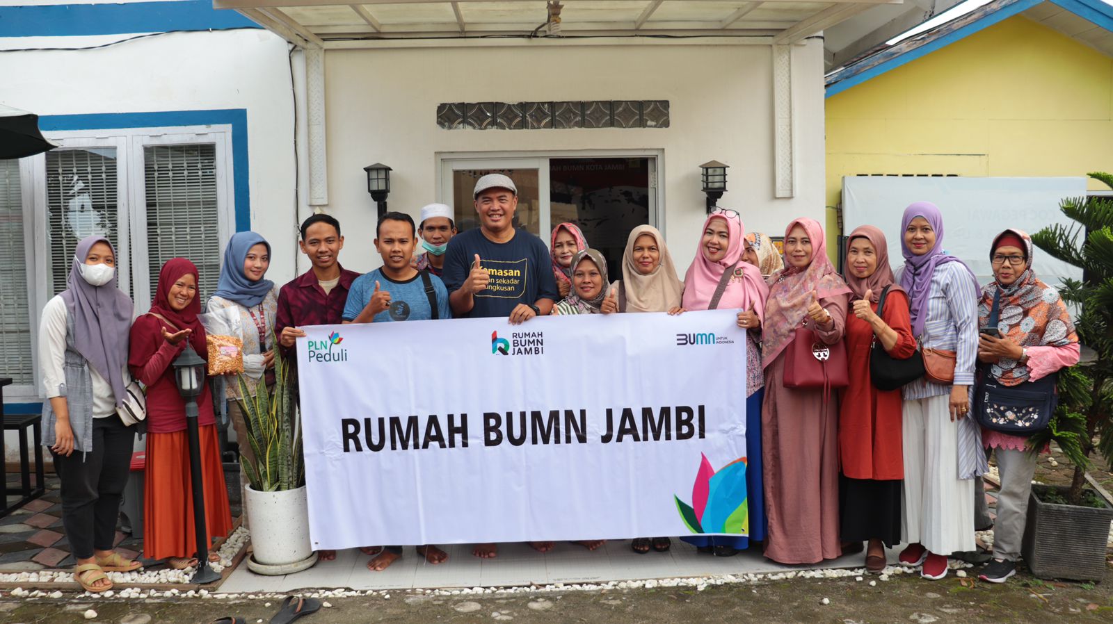 Tingkatkan Nilai Kompetitif UMKM, Rumah BUMN Jambi Beri Pelatihan Desain Promosi Bagi UMKM Binaan PLN