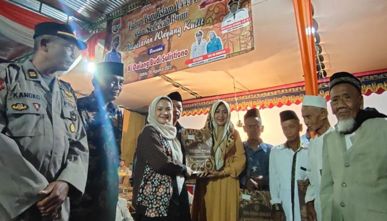 Bacaleg DPRD Gerindra Fitriana Kareen Apresiasi Pengelaran Wayang Kulit
