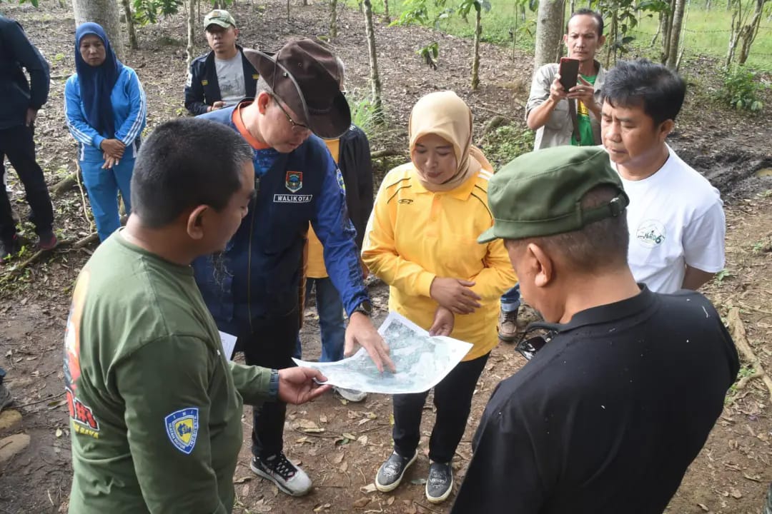 Alpian Pimpin Jumat Bersih di Hutan Adat