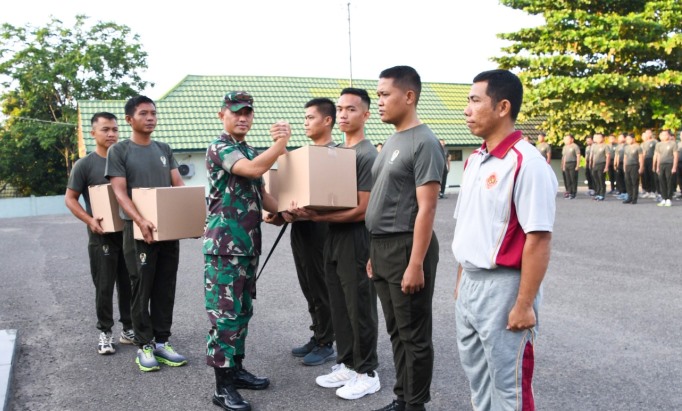 Korem 044/Gapo Gelar Jumat Berkah,  Bagikan Sembako Kepada Prajurit dan PNS