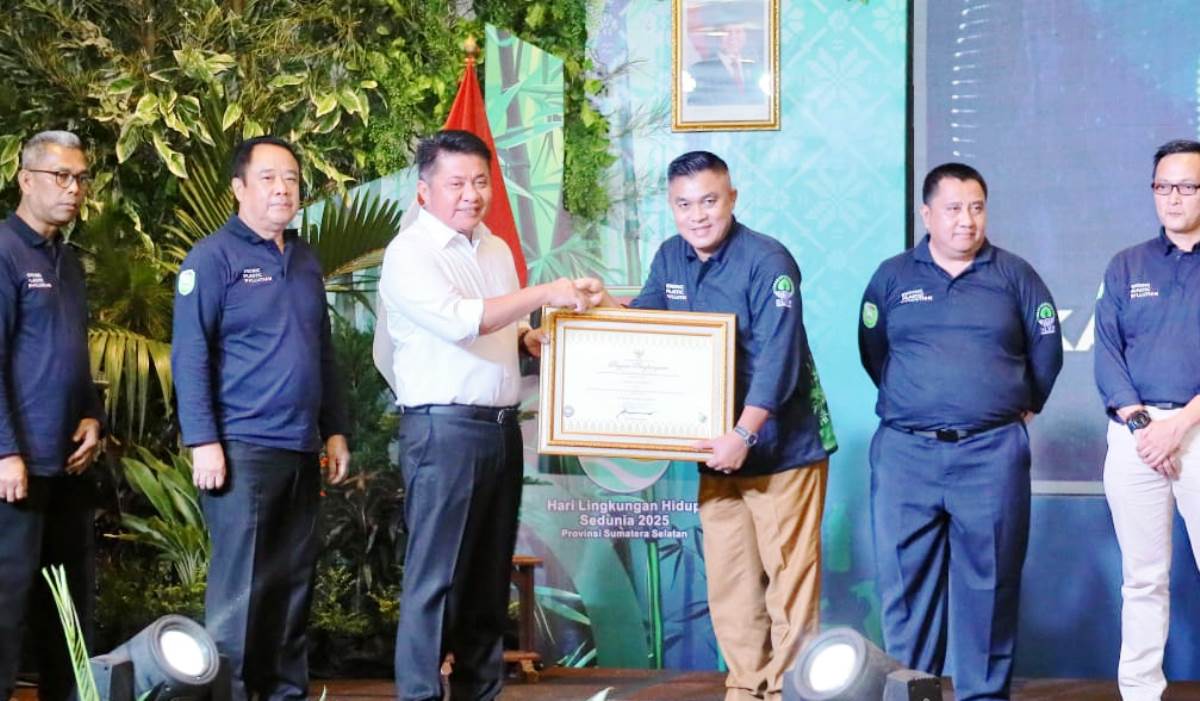 Momen Hari Lingkungan Hidup Sedunia, Ratu Dewa Raih 3 Penghargaan Langsung dari Gubernur Sumsel