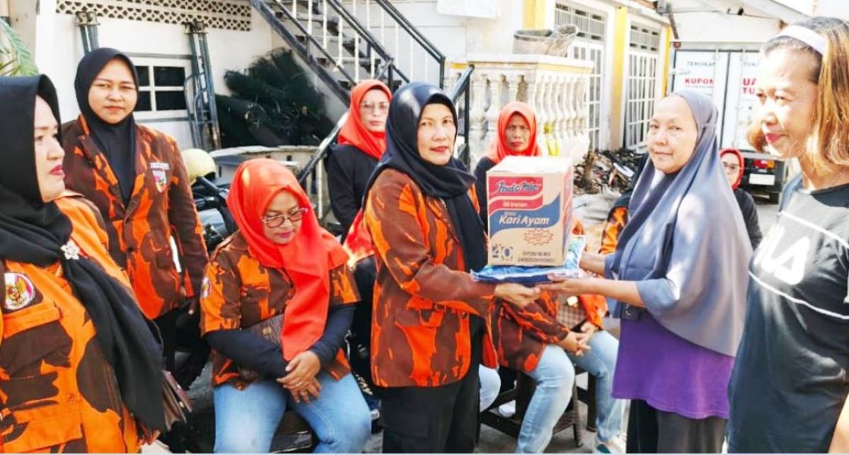 Pengurus DPC Srikandi Pemuda Pancasila Palembang Salurkan Bantuan untuk Korban Kebakaran 9 Ilir