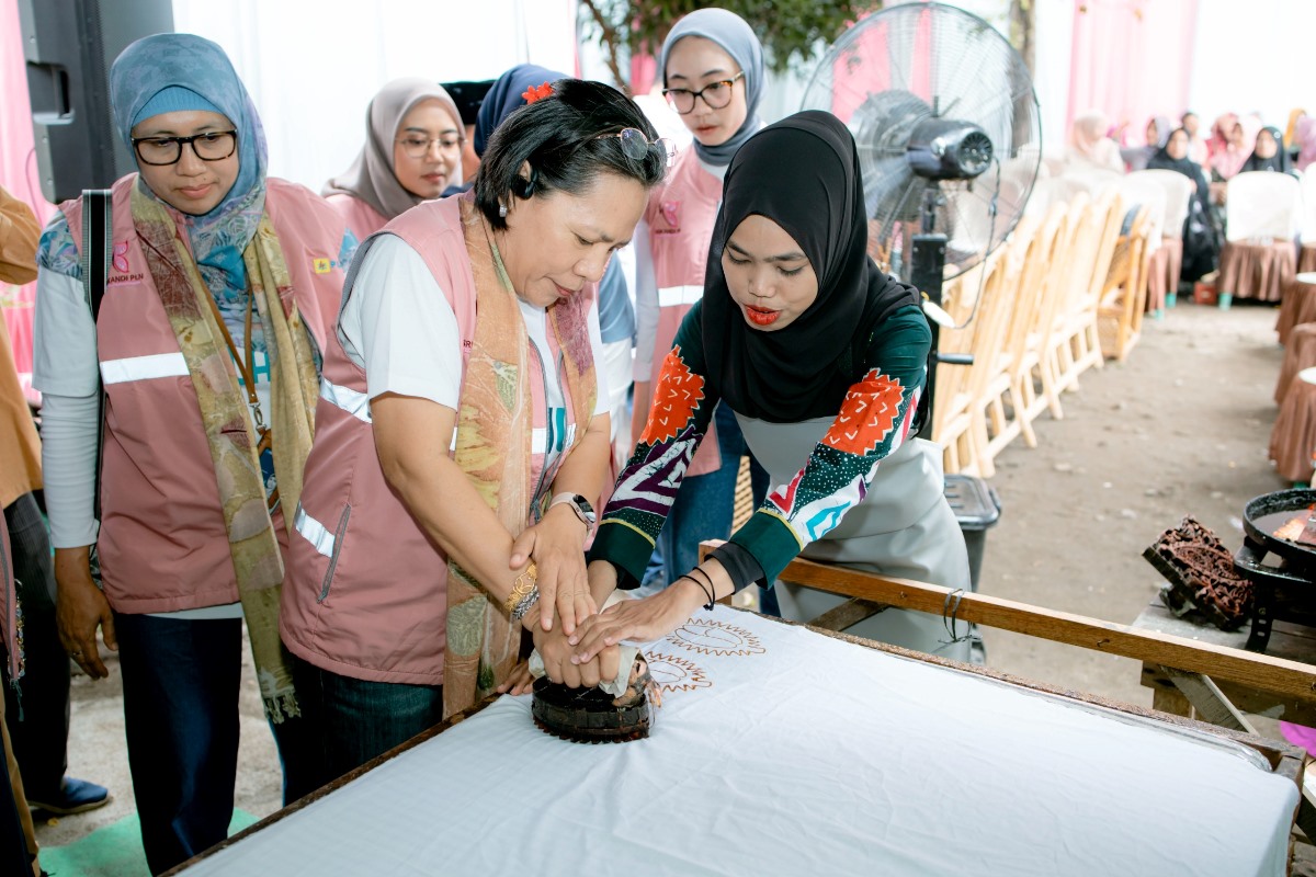 Srikandi PLN Dukung Pemberdayaan Perempuan melalui Pelatihan Membatik Bersama Rumah Batik Durian Lubuklinggau