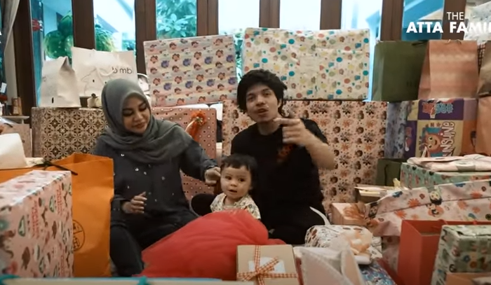 Unboxing Kado Ultah Pertama Ameena Segunung,  Atta-Aurel Kelelahan