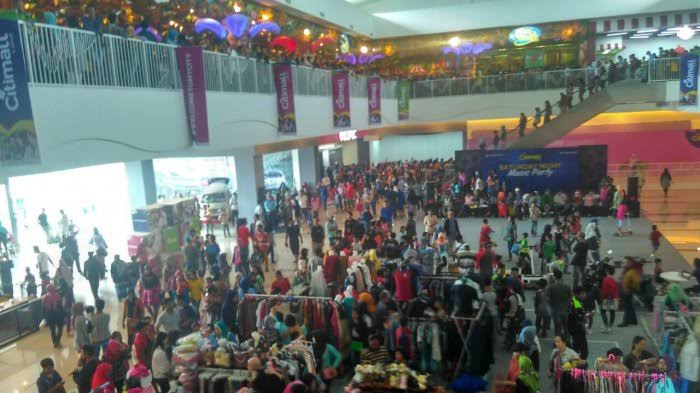 Jelang Idul Fitri Pengunjung CitiMall Lahat Membludak