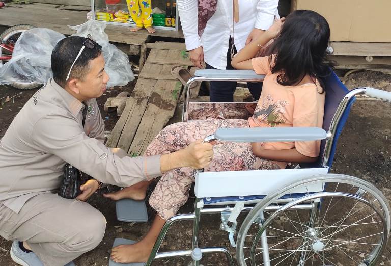 Respon Cepat, Syaiful Fadli Bantu Kursi Roda untuk Anak Tidak Mampu di Palembang