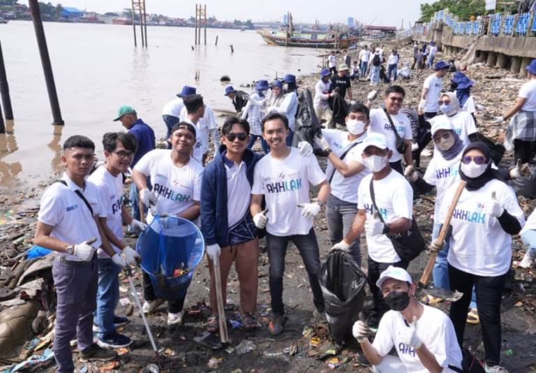 Milenial PTBA Turun ke Sungai Musi, Hadir dalam BUMN Environmental