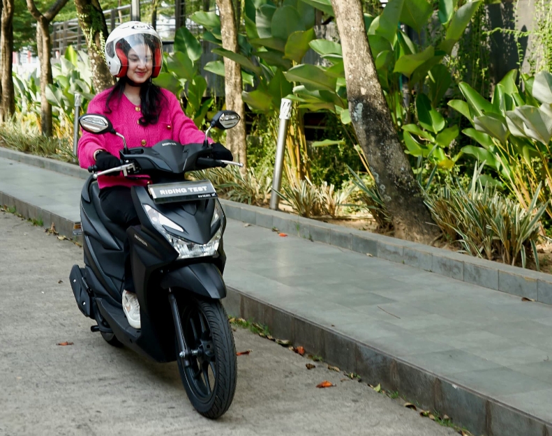 Khusus Hari Kartini, Astra Motor Sumsel Bagi 5 Tips Penting Berkendara Aman Bagi Perempuan di Malam Hari