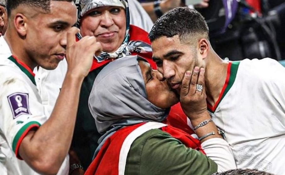 Viral Achraf Hakimi Cium Kening Ibunda Usai Menang Atas Belgia 