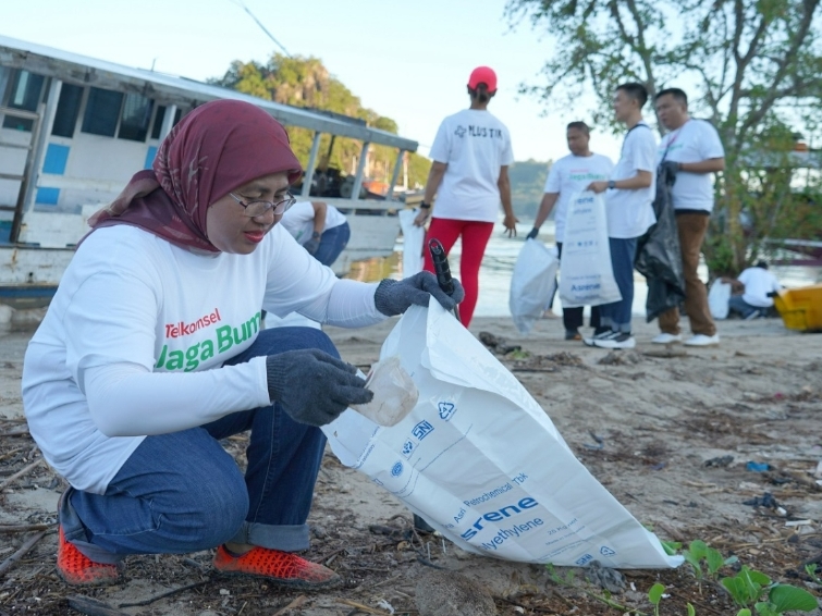 Telkomsel Jaga Bumi dan PlusTik Bersihkan Pantai dari Sampah Plastik di Labuan Bajo