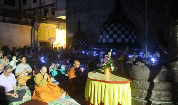 Sambut Trisuci Waisak, Ratusan Umat Buddha Meditasi di Bawah Pohon Bodhi 