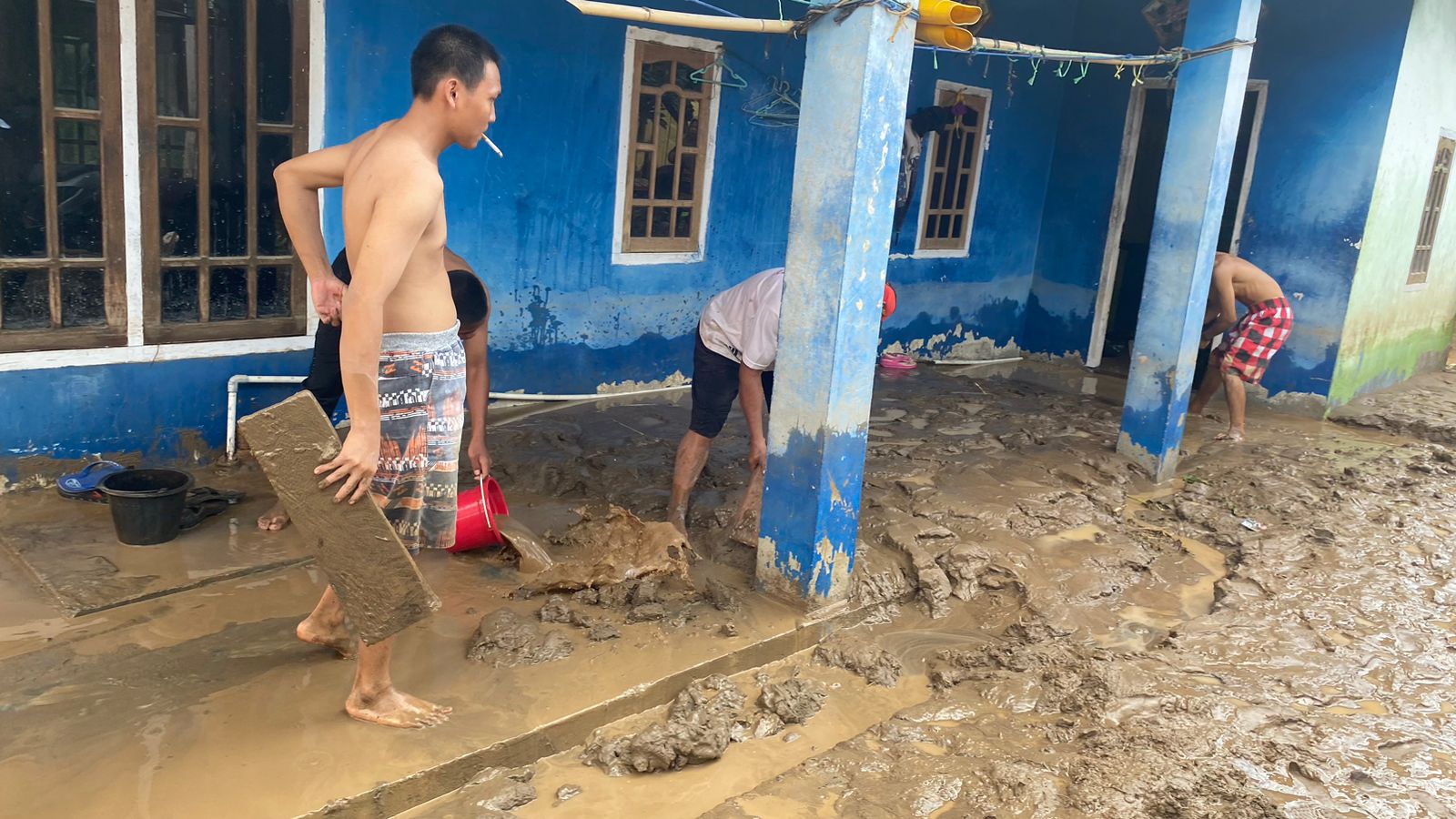 DPC Gerindra Lahat Turun ke Lokasi Banjir, Beri Bantuan Bahan Pangan Bagi Warga Terdampak