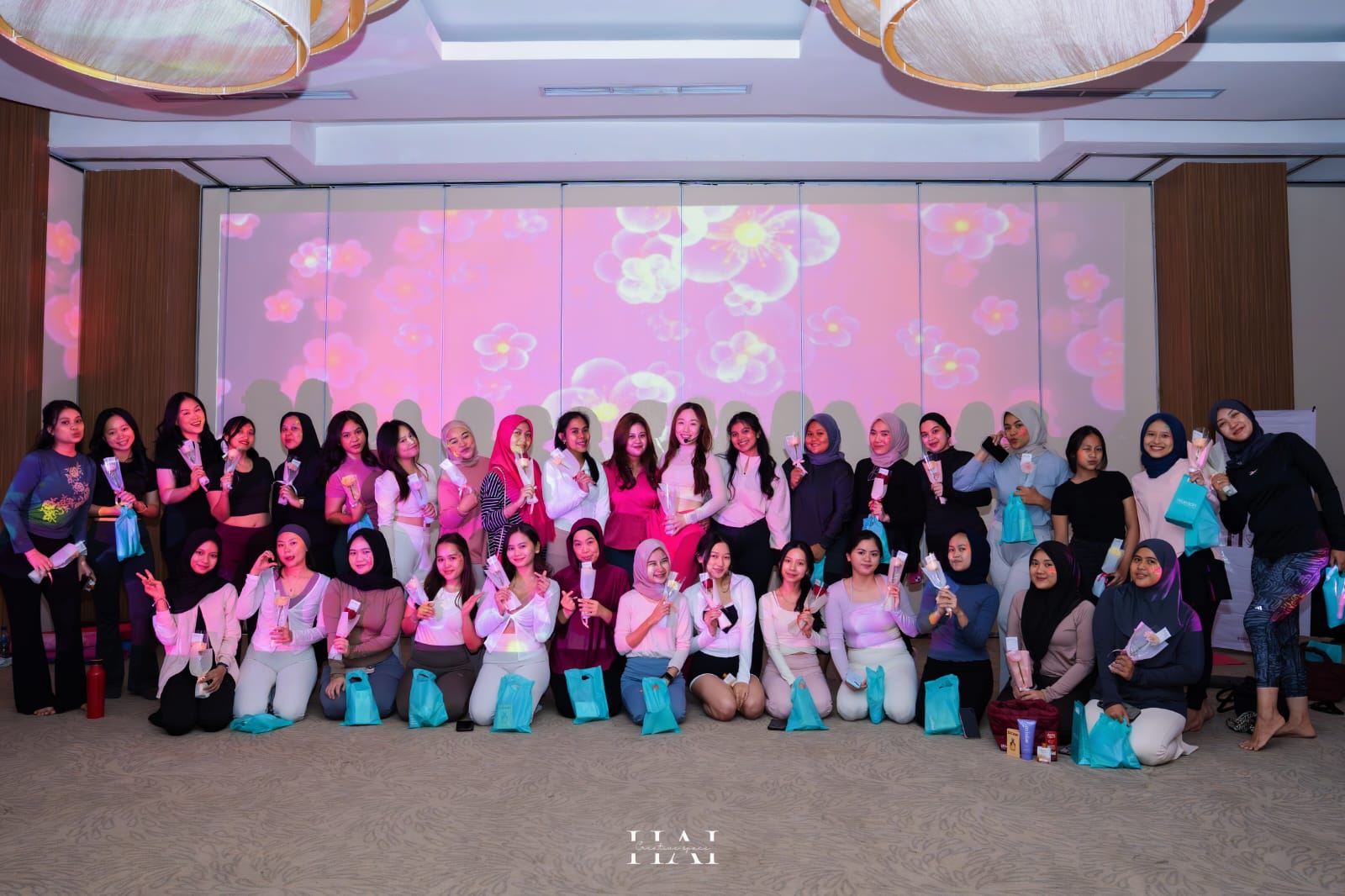 Keseruan Cinematic Yoga di Hotel Santika Radial Palembang Bersama Coach Angela Wijaya