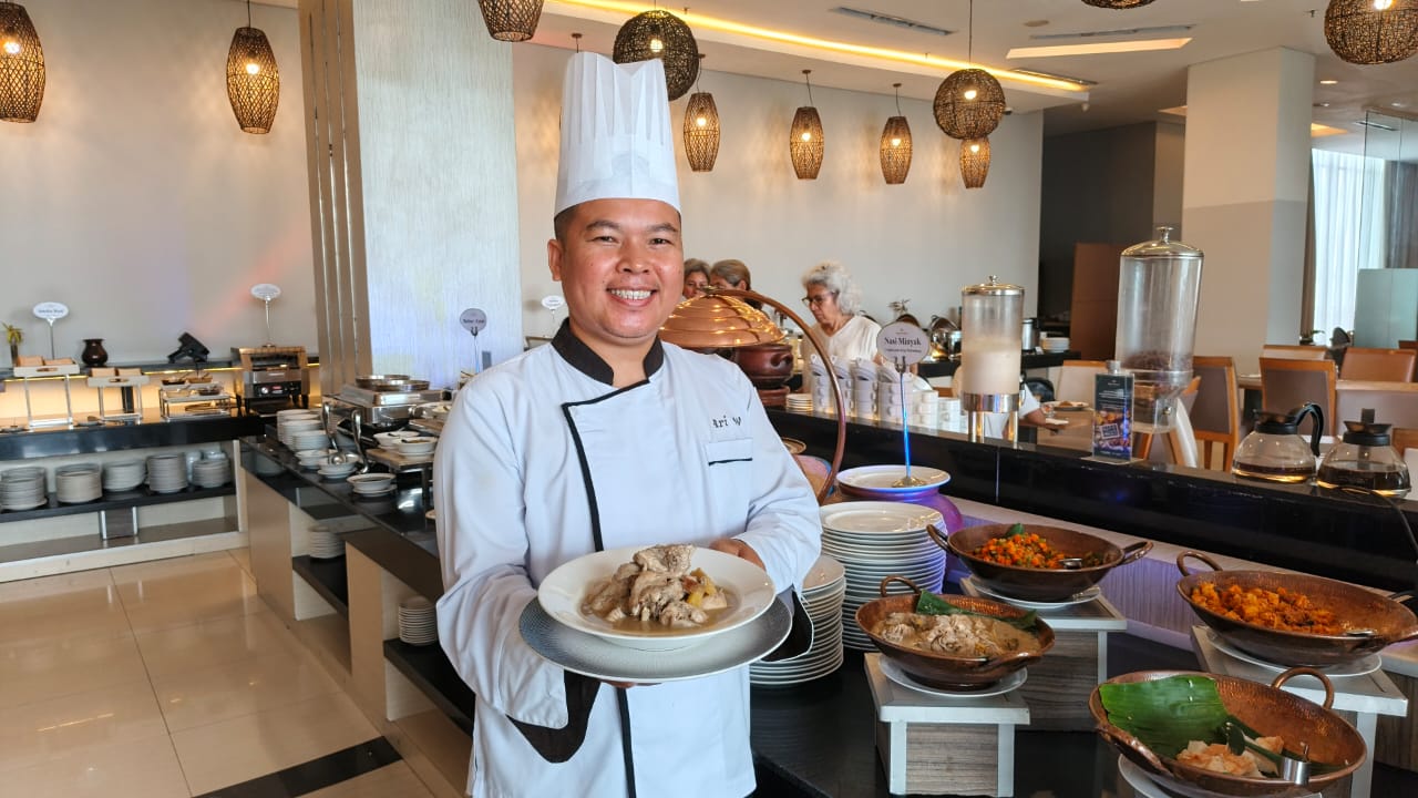 Ari Wibowo, Demi Chef Hotel Santika Radial: Ketupat dan Opor, Paduan Pas di Momen Istimewa