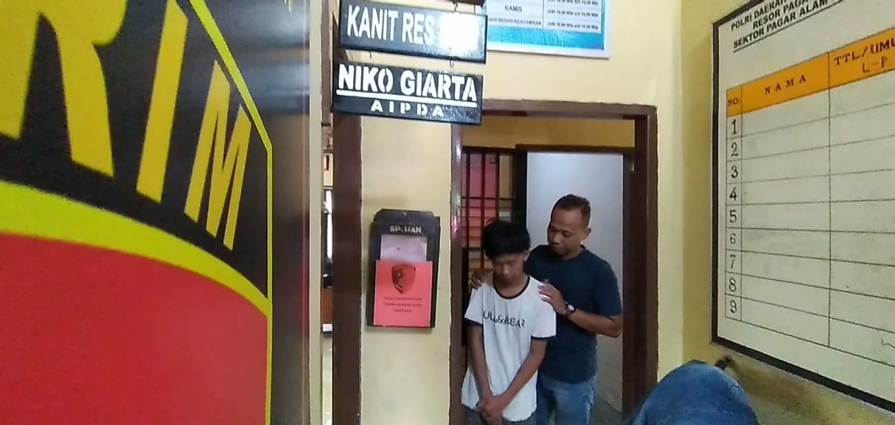 Pemuda Ini Tega Embat 3 Unit Hp Teman Sendiri