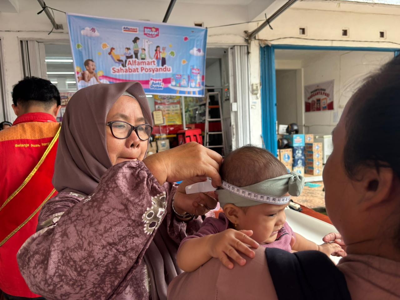 Kolaborasi Alfamart dan Baby Happy Perkuat Program Sahabat Posyandu, Sasar Lebih dari 6.000 Ibu dan Anak