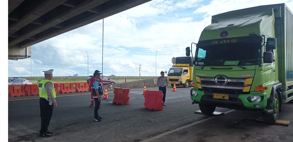 Zero ODOL 2023 , Kendaraan Truk Over Kapasitas Dilarang Lewat Tol Kayuagung-Palembang, Dipaksa Putar Balik