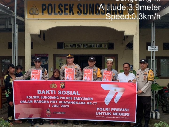 Sambut HUT Bhayangkara ke-77, Polsek Sungsang Laksanakan Bakti Sosial ke Warga Sekitar