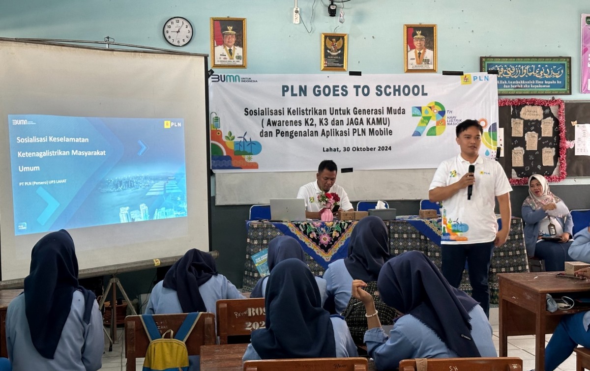 PLN Goes to School Hari Sumpah Pemuda, Kenalkan Layanan PLN Super Canggih kepada Generasi Muda SMAN 1 Lahat