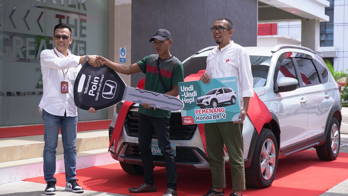 Program Undi Undi Hapi Telkomsel, Edi Susanto Pelanggan Sumsel Bawa Pulang Mobil Honda BRV   