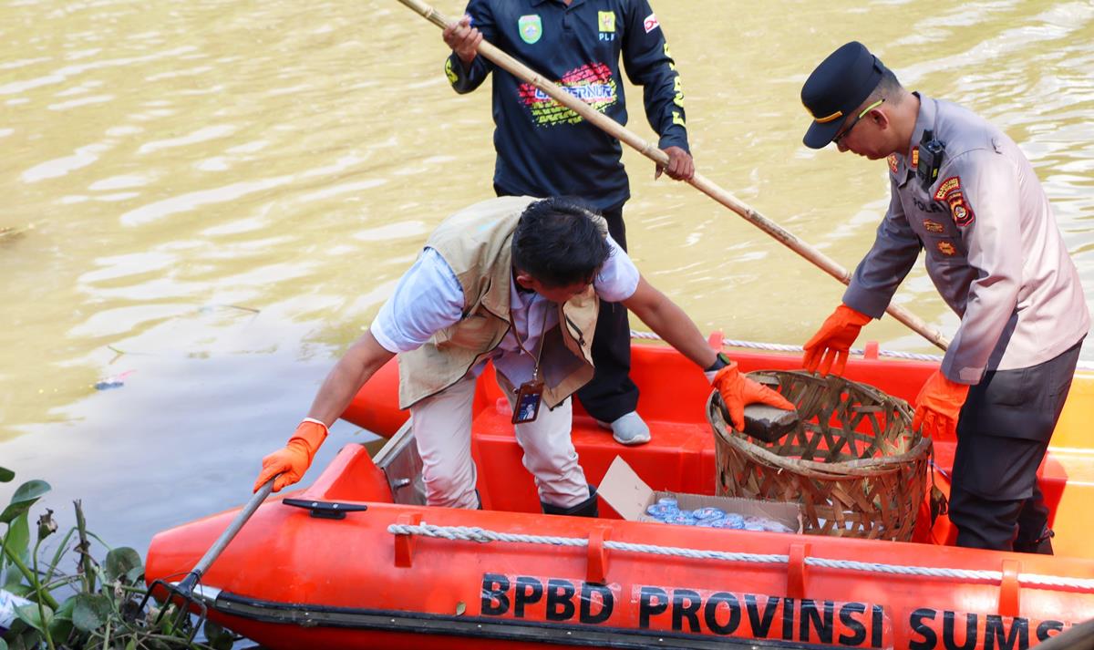 PLN UID S2JB dan Yayasan Qur’anic Farm Gaungkan Gerakan Zero Waste: Bersihkan Sungai, Tanam Kesadaran