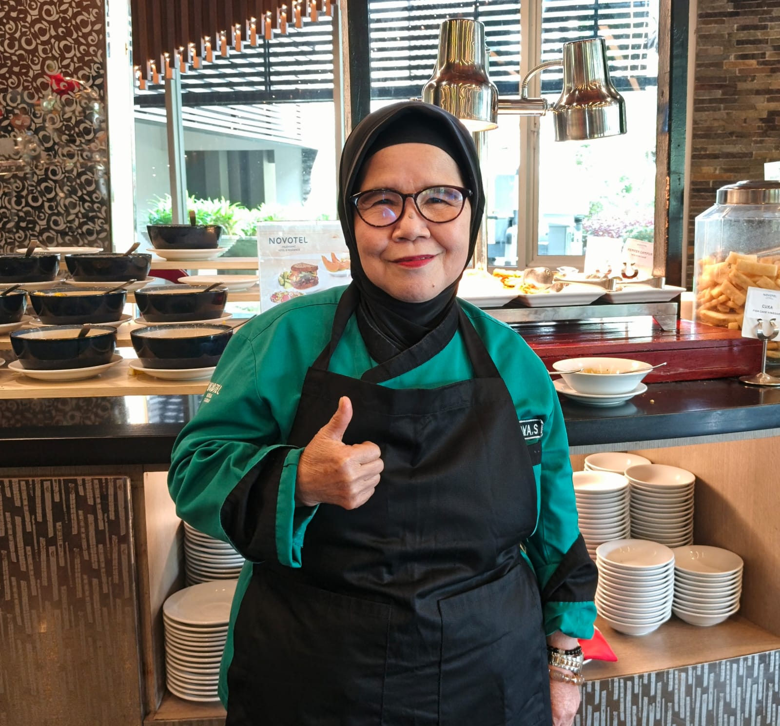Dibalik Cerita Inspirasi Bu Baya, Perempuan Sepuh 18 Tahun Jadi Chef Masakan Tradisional di Novotel Palembang
