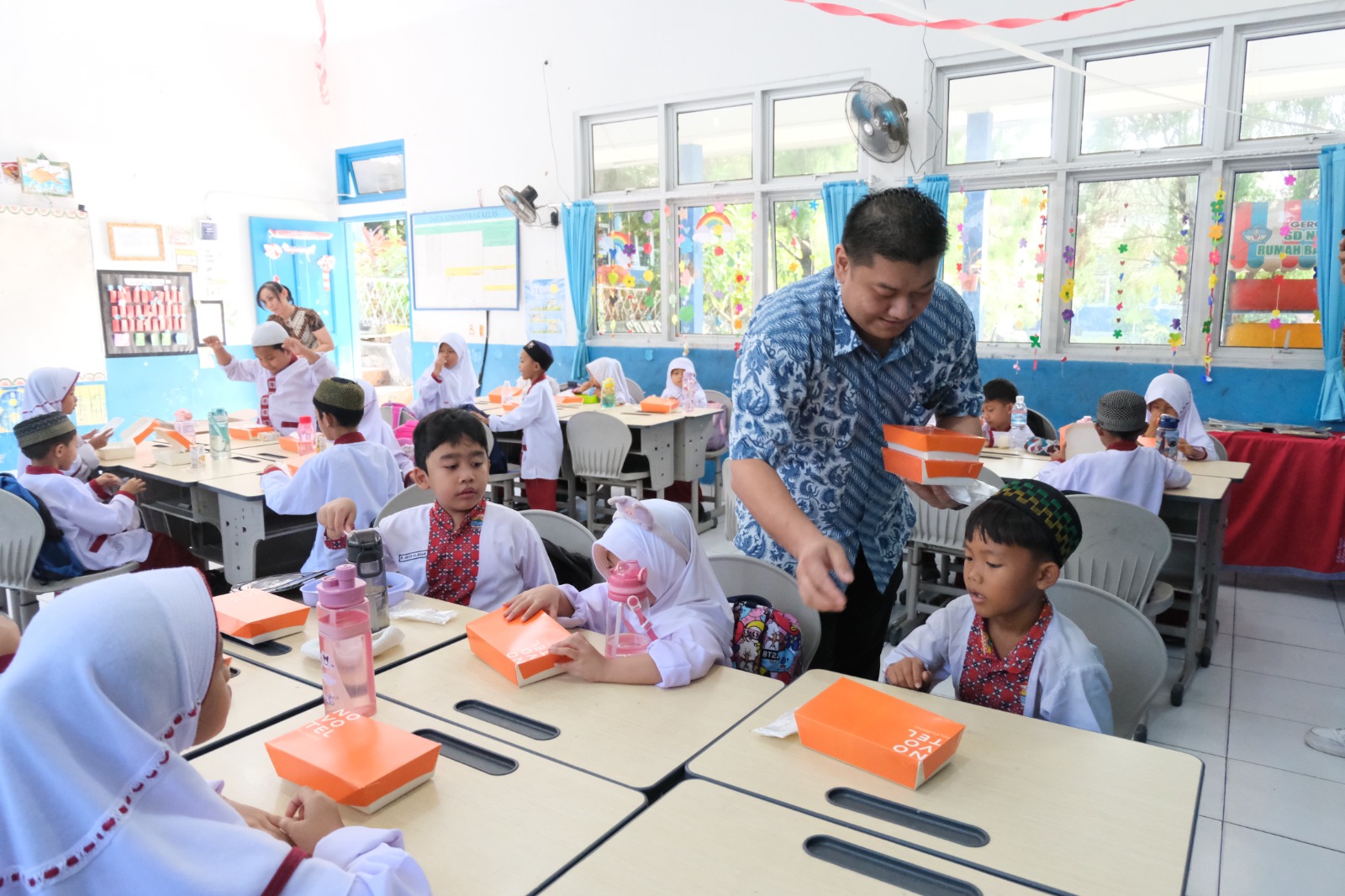 Bentuk Kepedulian  di HUT ke-21, Novotel Palembang Bagikan Ratusan Paket MBG di SDN 059 Palembang