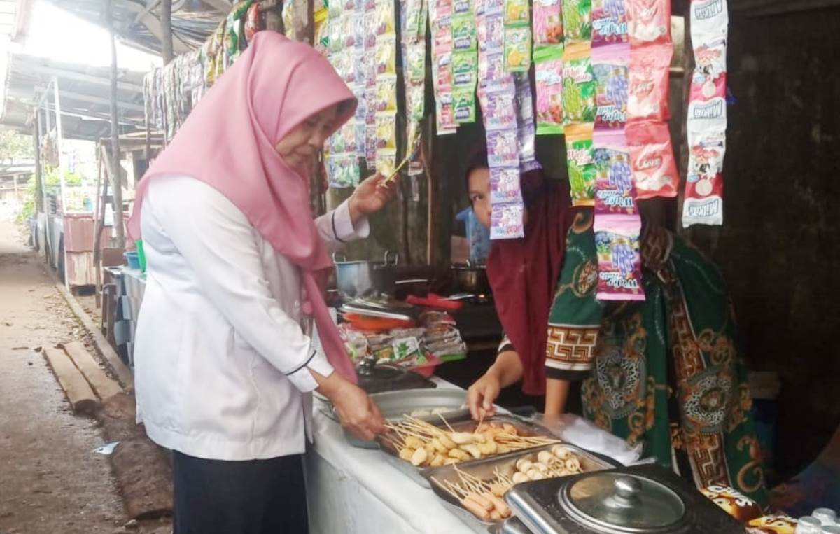 Kepsek Tidak Mau Kecolongan, Jajanan Sekolah Langsung Kena Sidak, Apa Hasilnya?