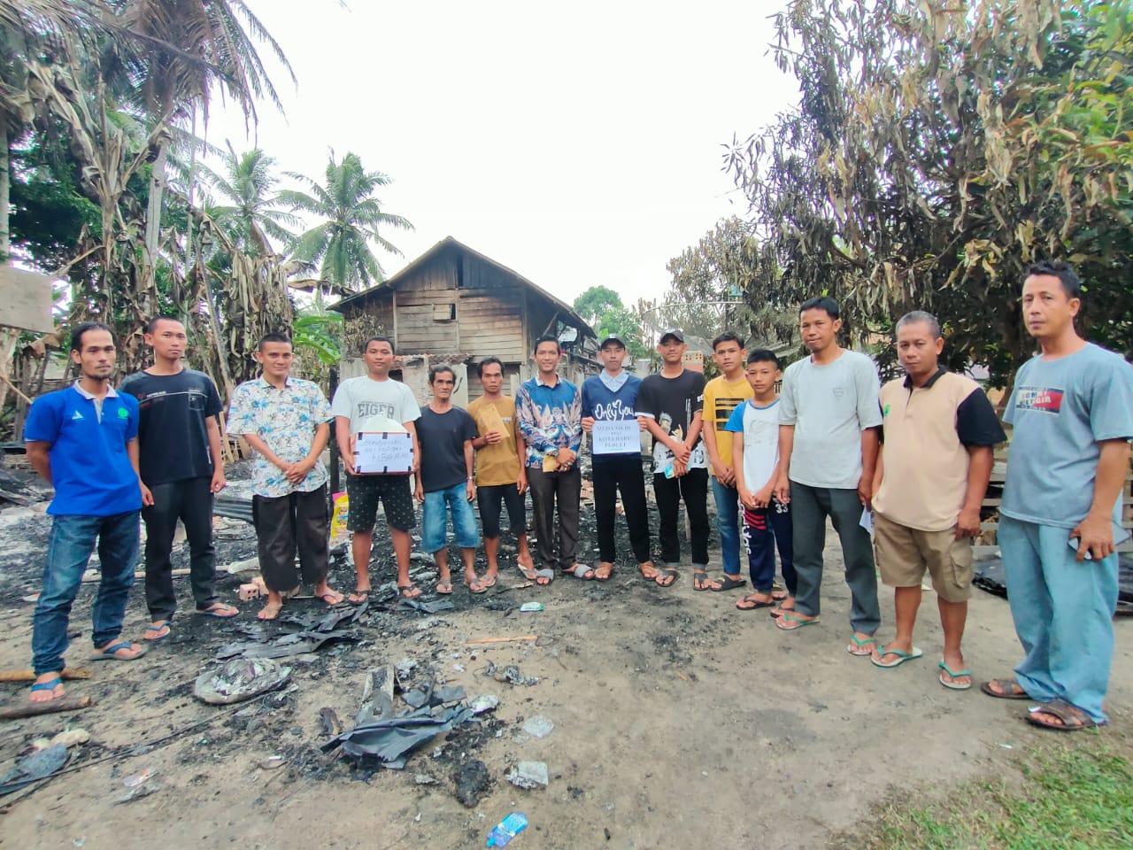 Kades Desa Kota Baru Bantu Korban Kebakaran 