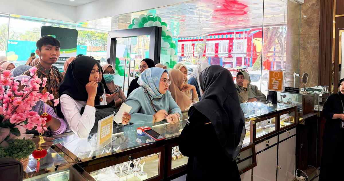 Pascalebaran, Nasabah Antre Beli Emas di Galeri 24 Pegadaian 