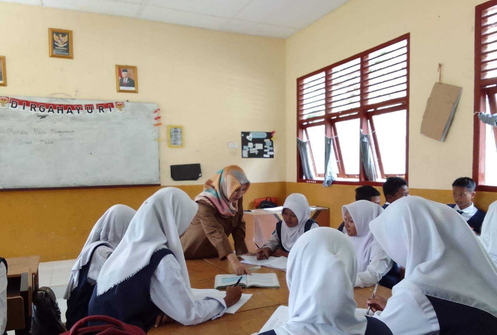 Pengembangan Keterampilan Menulis Puisi Menggunakan Sosial Media di Kelas VIII SMPN 1 Betung