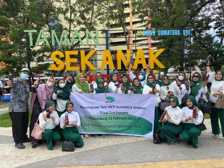 Jernihkan Air, Perempuan Tani  HKTI  dan Plant  Eco Enzyme Sumsel Tuangkan Eco Enzyme ke Sungai Lambidaro