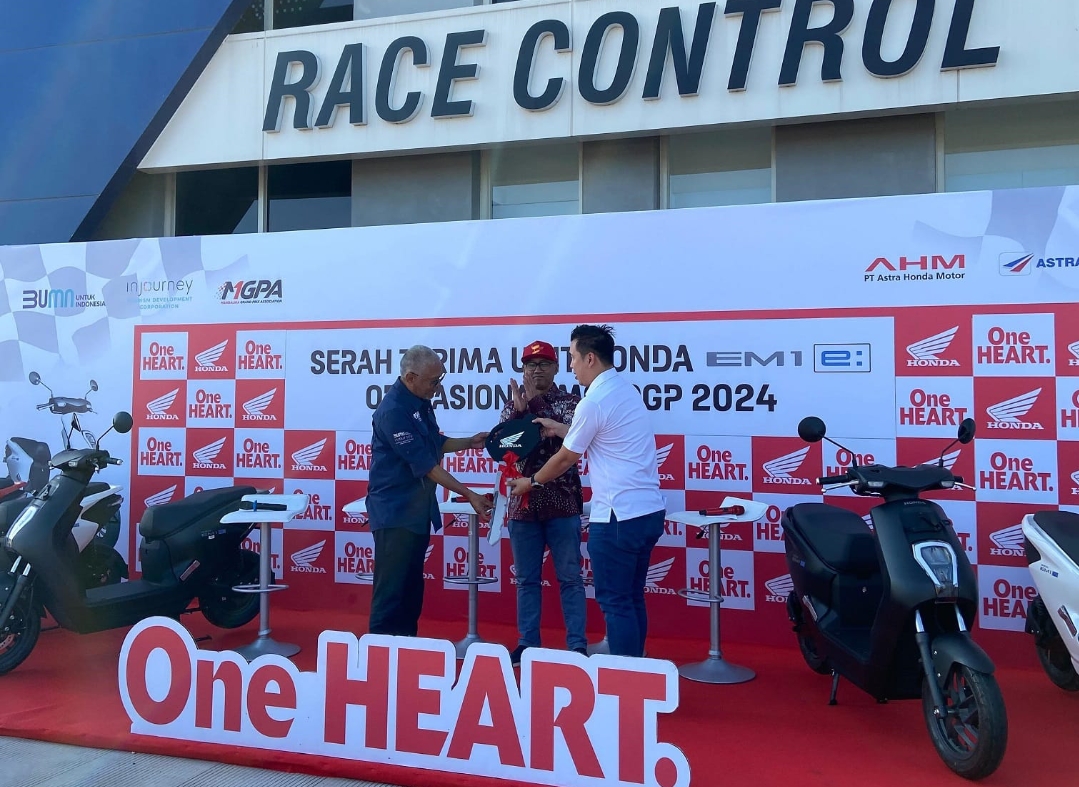 AHM Serahkan 10 Motor Listrik Honda EM1 e: Dukung Balap MotoGP di Sirkuit Mandalika