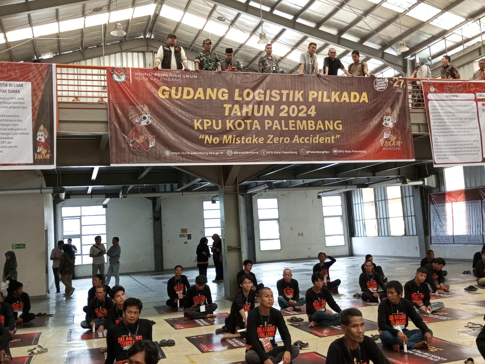 Datangi Gudang Logistik, Ketua Bawaslu Palembang Awasi Langsung Proses Pelipatan Surat Suara