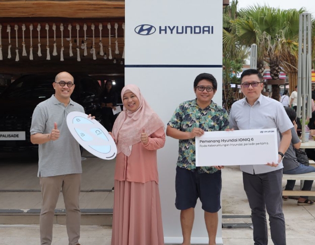 Yohanes Hari Kurniawan dan Ahmad Syakib Menangkan IONIQ 6 dari Program Roda Keberuntungan Hyundai