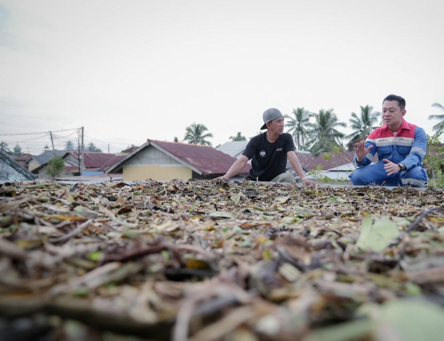 Program ERCC Pertamina Patra Niaga Kilang Plaju Berdayakan Warga Olah Eceng Gondok Jadi Pengharum Ruangan