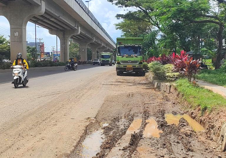 LAPOR PAK! Truk Parkir Berhari-Hari di Jalan Letjen Harun Sohar