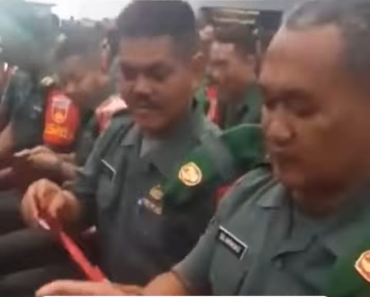 VIRAL, Video Babinsa Terima Amplop Berlogo Kemenhan, Berisi Uang Rp 1 Juta