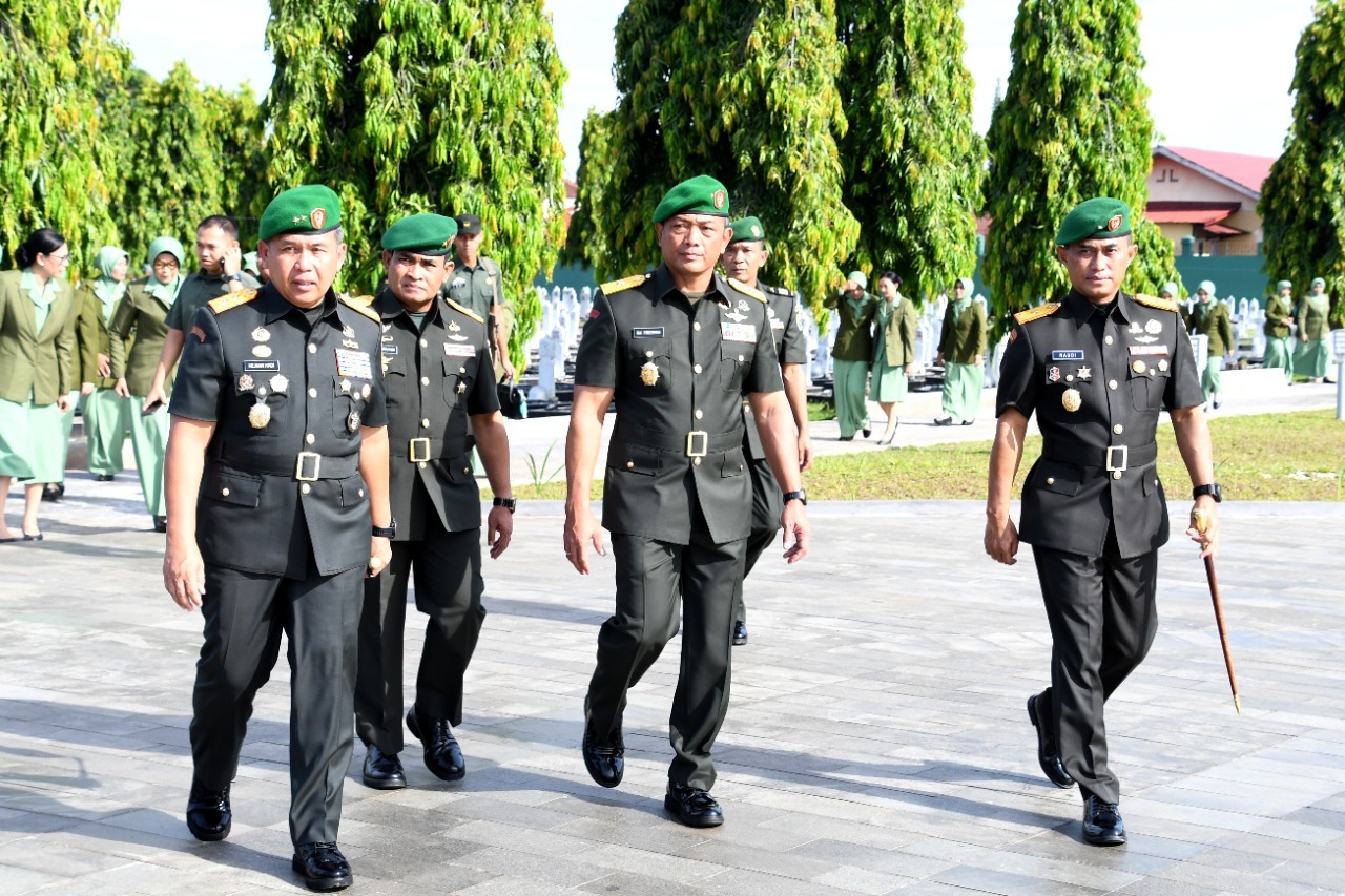 Memperingati Hari Juang, Danrem 044 Gapo Ziarah Nasional TNI AD ke-77