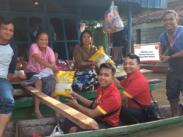 Alfamart Salurkan Bantuan Sembako untuk Korban Banjir Musi Rawas