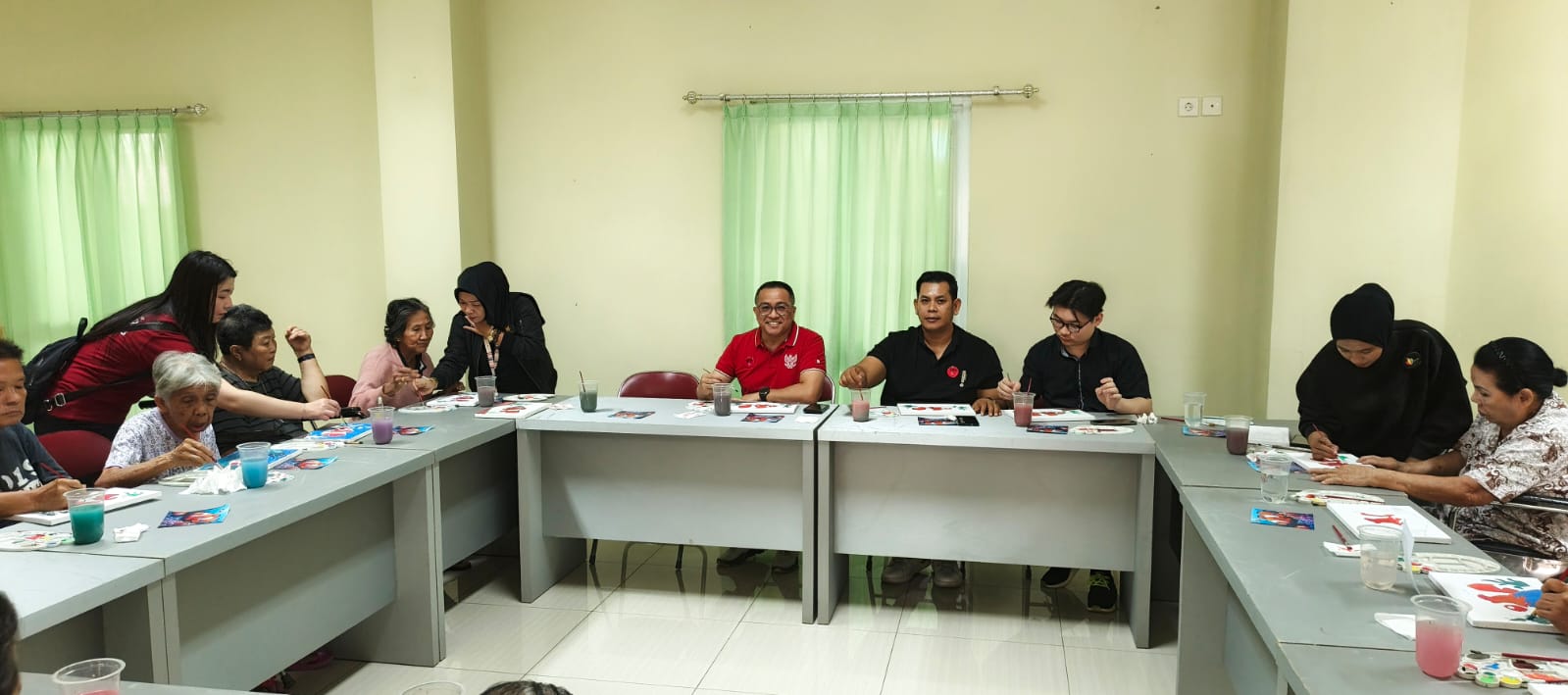 Ibis Palembang Sanggar Ajak Lansia Panti Werdha Melukis, Cegah Pikun dan Latih Motorik