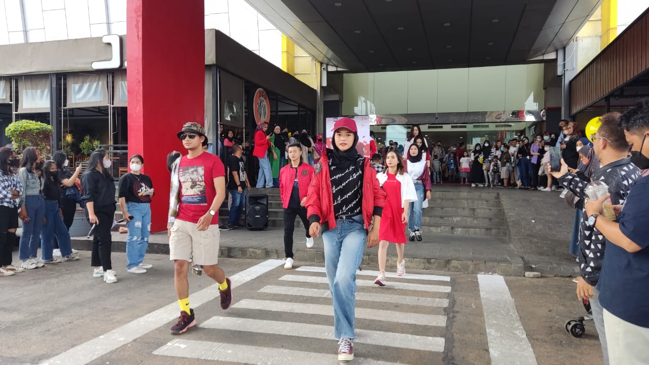 Gelar PTC Fashion Walk, Warga Palembang Ramai Kunjungi Mal Ini