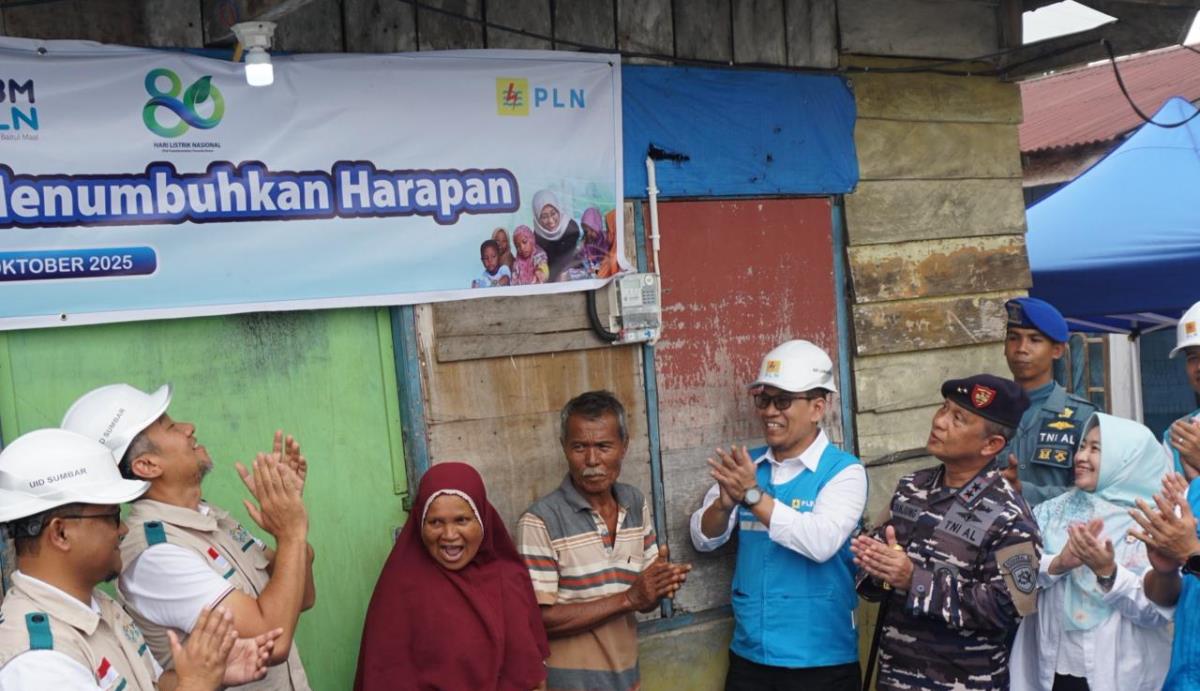 Cahaya dan Harapan di HLN ke-80: PLN Sambungkan Listrik Gratis bagi Keluarga Prasejahtera di Padang