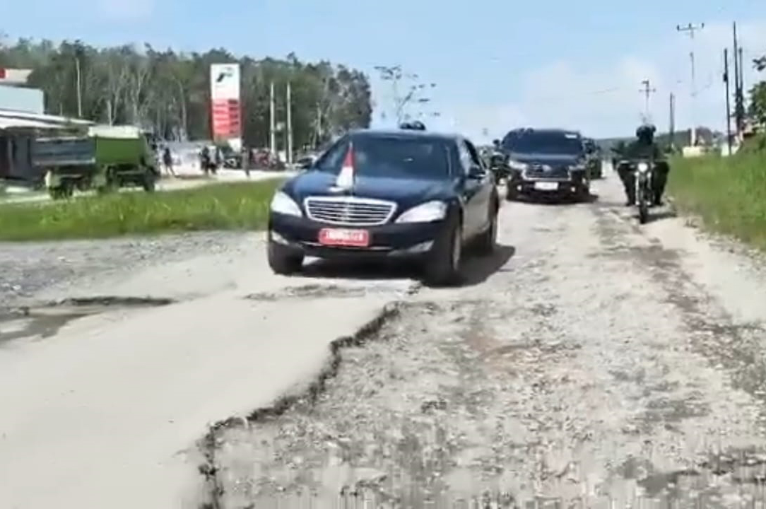 Kacau! Mobil Presiden Jokowi Nyangkut saat Tinjau Jalan Rusak di Provinsi Lampung