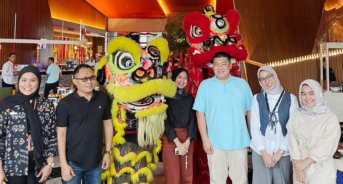 Tampil Beda, Novotel Palembang Hadirkan Barongsai Sapa Tamu Hotel di HUT ke-20
