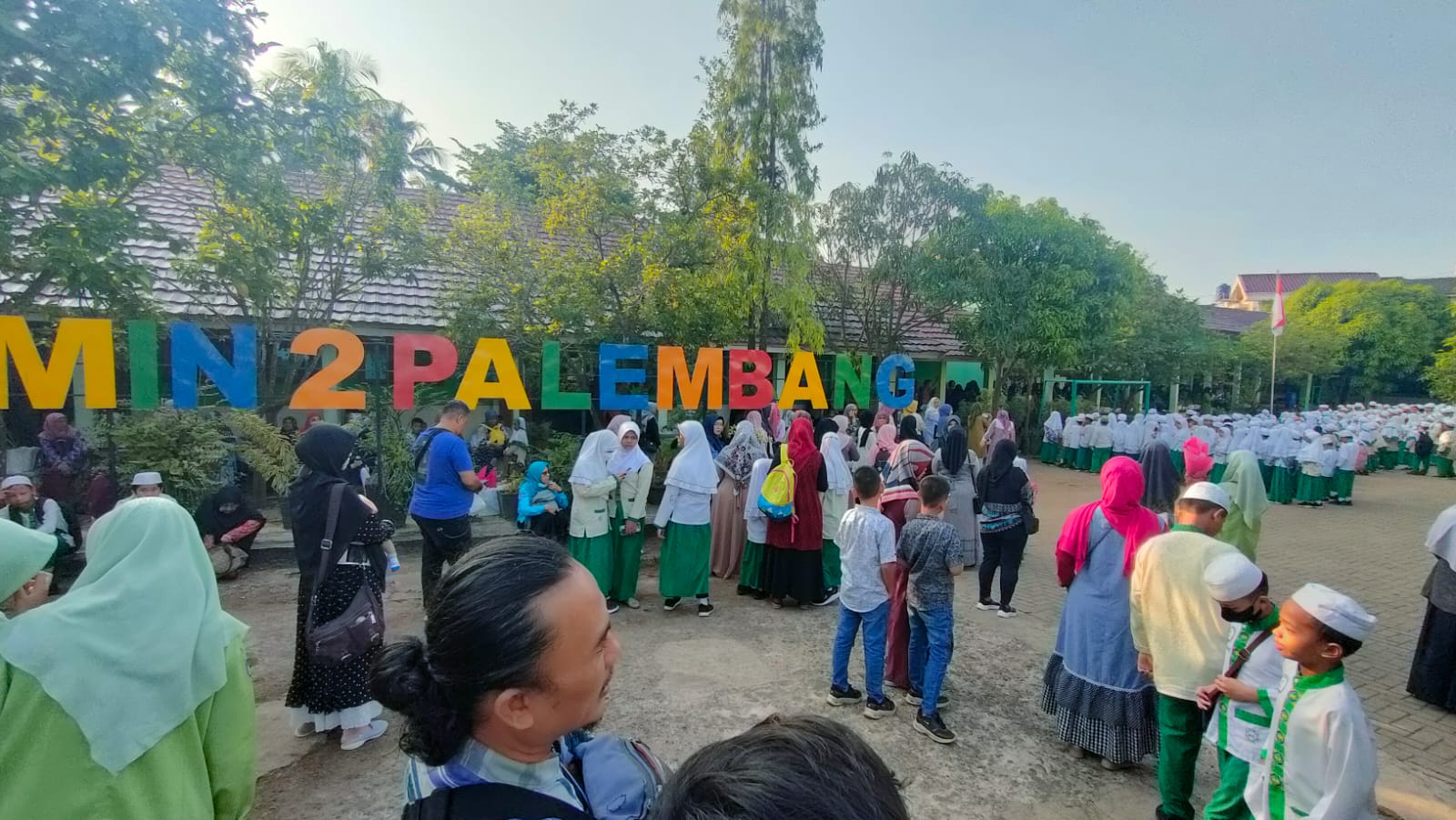 Akrab Penuh Kekeluargaan Warnai Pembagian Rapor MIN 2 Palembang