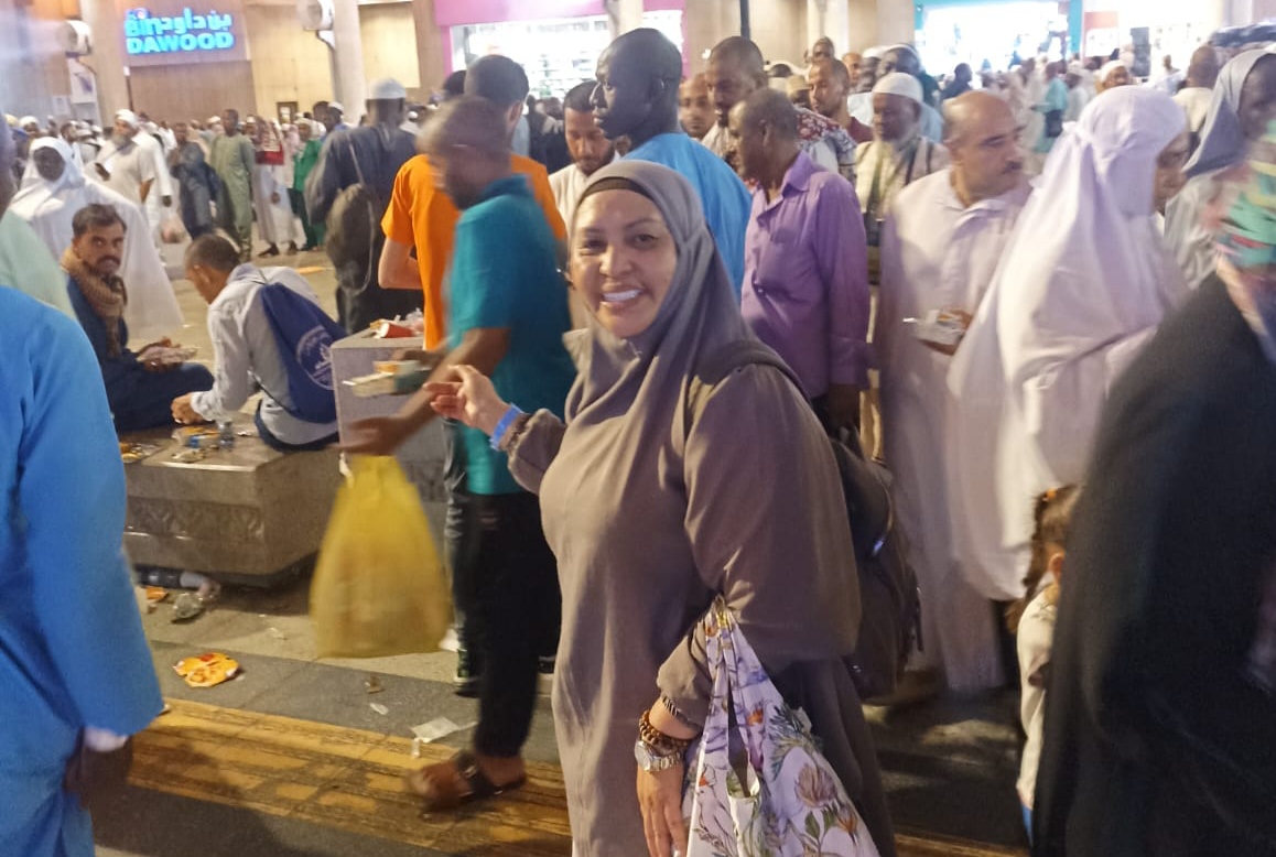 Rita Suryani Bagikan Makanan ke Jamaah Haji di Mekkah